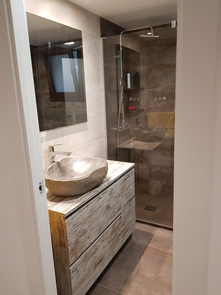 Sanitarios y acabados de una reforma de baño Vizuete