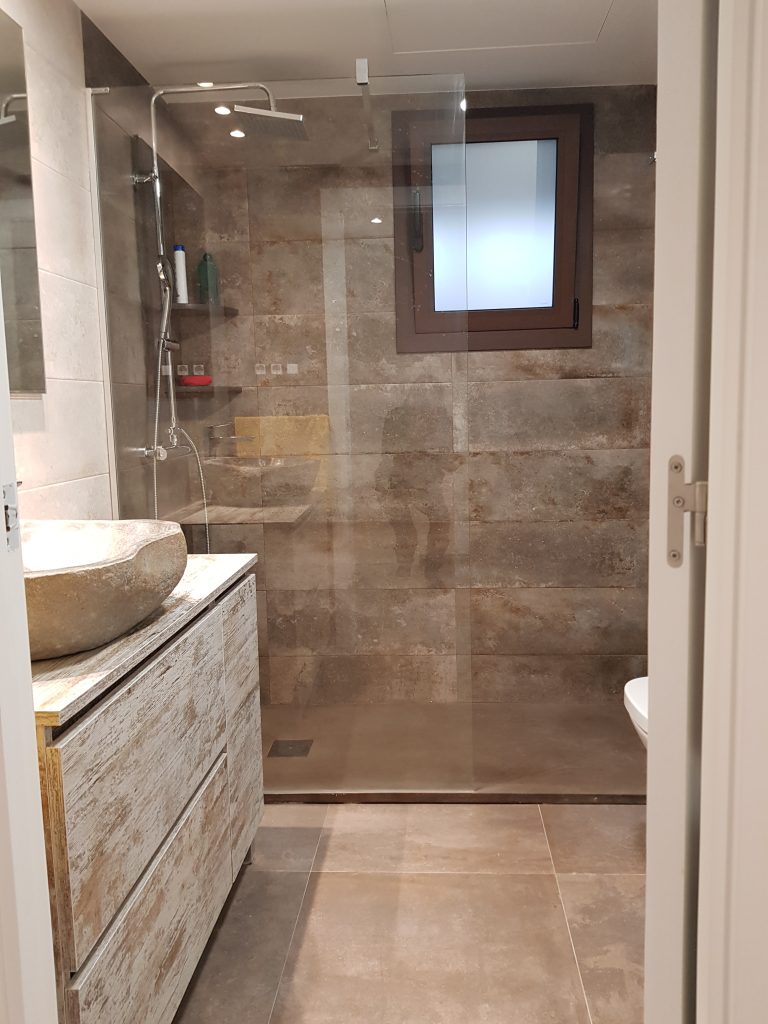Mueble de lavabo en un baño reformado por Vizuete