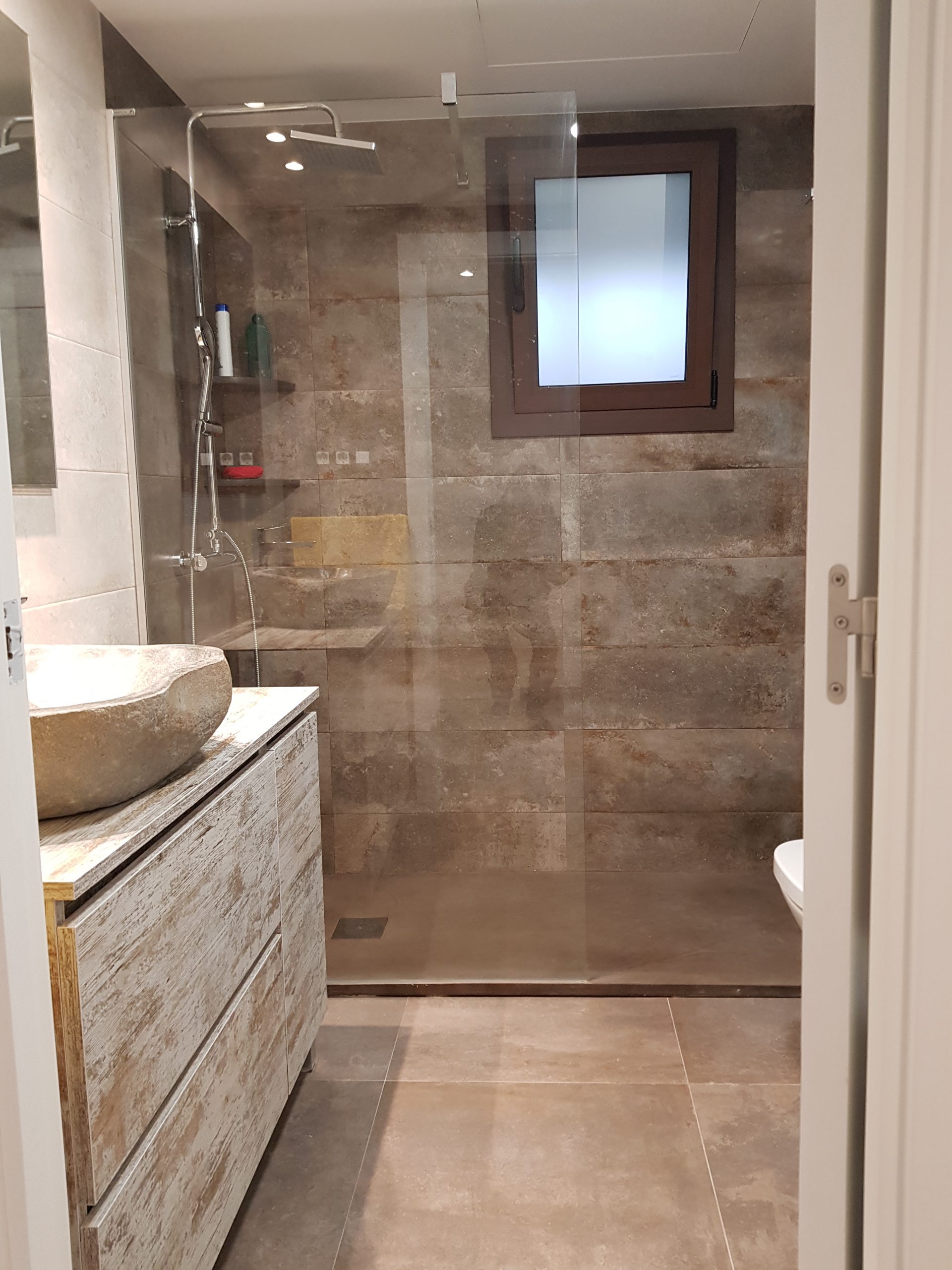 Baño reformado por Vizuete con ducha y mueble a medida